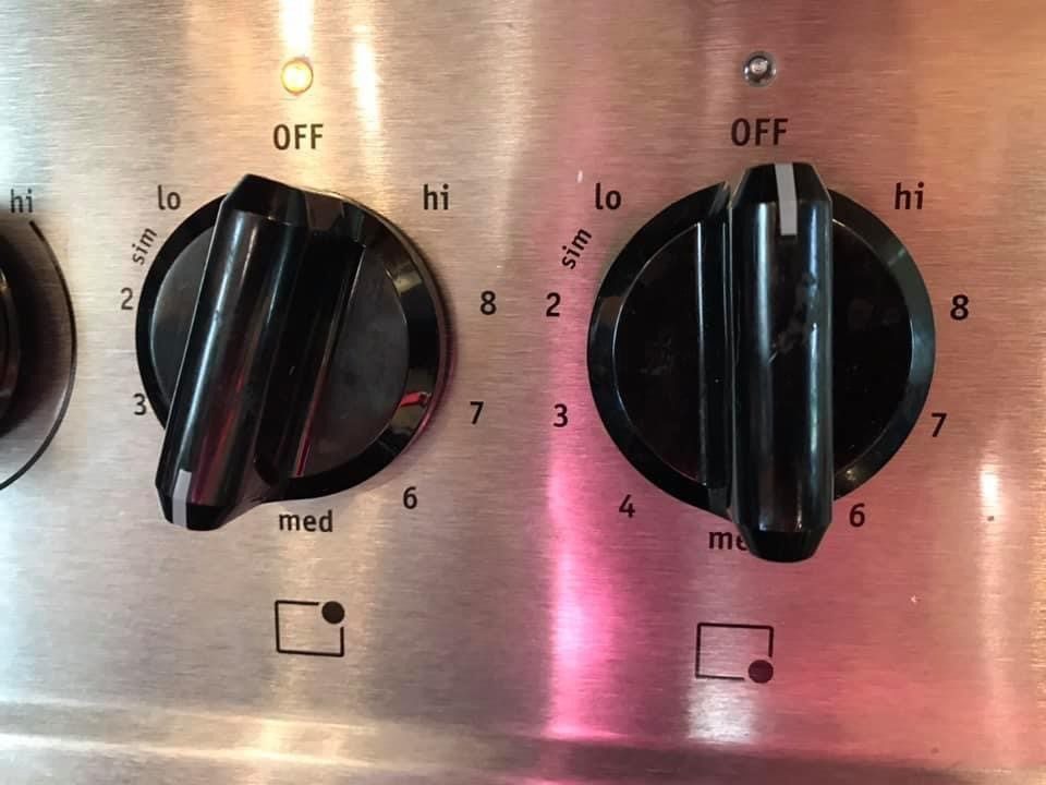 Image of two knobs on a stove with icons under the knobs intended to depict which burner correlates with each knob.